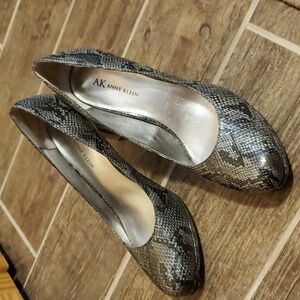 💛 Anne Klein faux snakeskin heels size 8 1/2